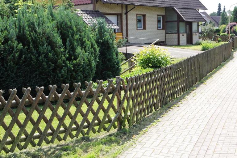 Poser une clôture à Besançon sans nuire aux plantations du jardin